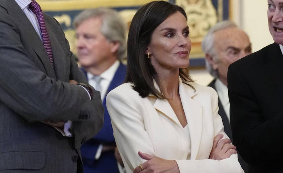 La reina Letizia repite el traje de Mango perfecto: muy elegante de blanco y con zapatillas