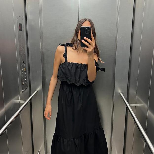 Vestido midi con bordados de Zara.