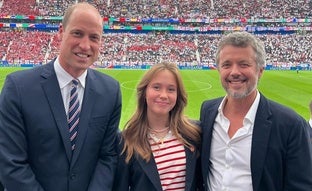 El príncipe Guillermo y Federico de Dinamarca, juntos en la Eurocopa y virales por un vídeo de hace 25 años