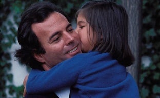 Retrato íntimo y personal de Julio Iglesias: «Su hija Chábeli es su ojito derecho, su consentida»