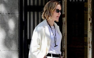 El look de Zara de Marta Ortega que vas a querer copiar este verano: pantalones de lino blanco y las manoletinas más cómodas