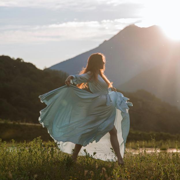 Mujer haciendo un ritual