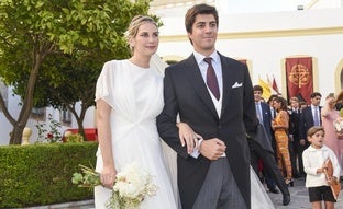 Del romántico vestido de novia al look de invitada perfecto de Lourdes Montes: todos los detalles de la boda de Sibi Montes