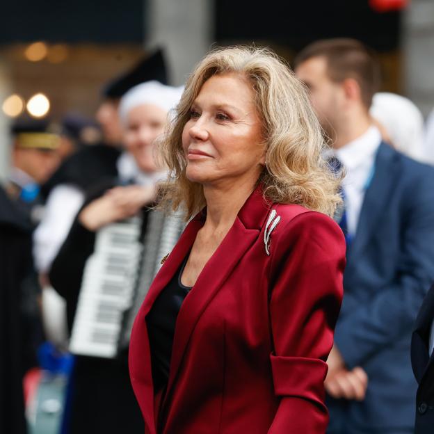 El look de Gabi Cortina, nieta de Alicia Koplowitz en su graduación: pelo natural y vestido de flores