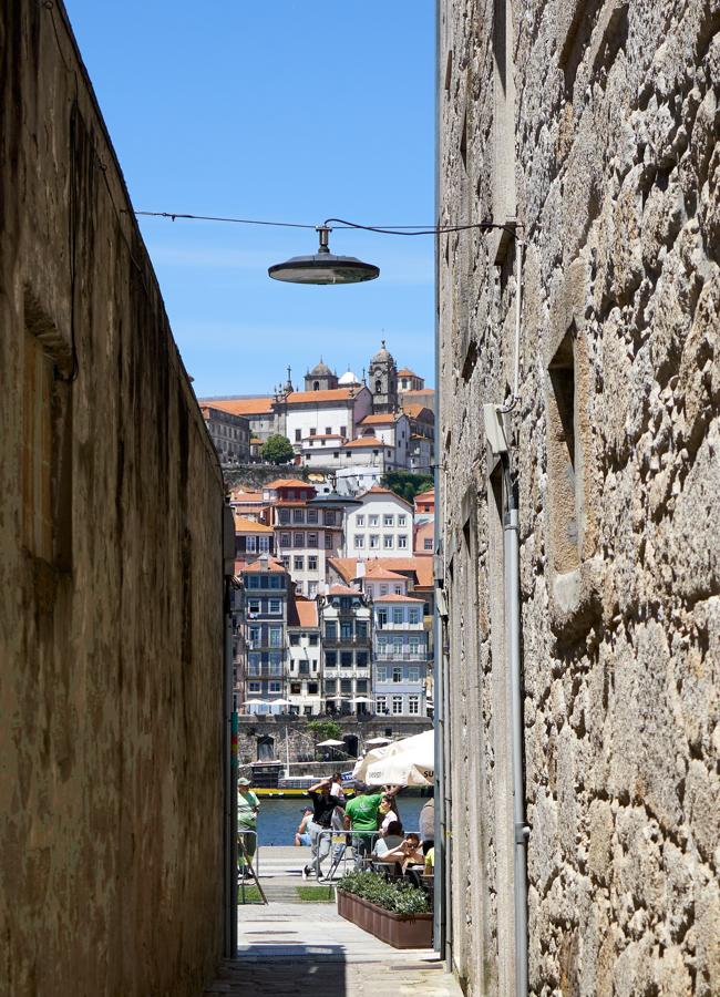 Vista de Oporto desde la orilla oeste de la ciudad, una zona repleta de bodegas del vino al que la ciudad da nombre. / DM