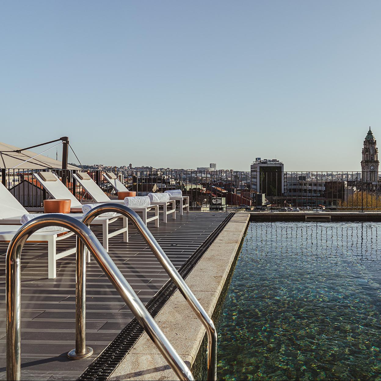 El rooftop con piscina del Vincci Bonjardim, un hotel perfecto para una escapada de fin de semana en Oporto./DR