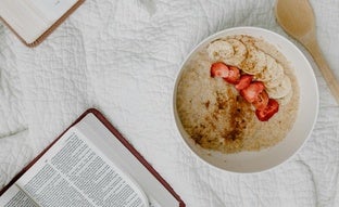 El postre refrescante de avena y chía alto en proteínas que controla el peso y puedes preparar en diez minutos