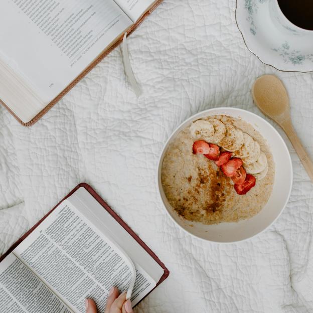 El postre refrescante de avena y chía alto en proteínas que controla el peso y puedes preparar en diez minutos