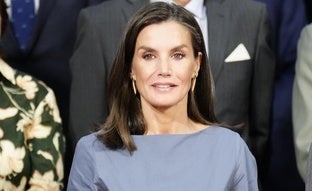 La reina Letizia estrena vestido azul de rebajas de Adolfo Domínguez: estiliza y hace más alta