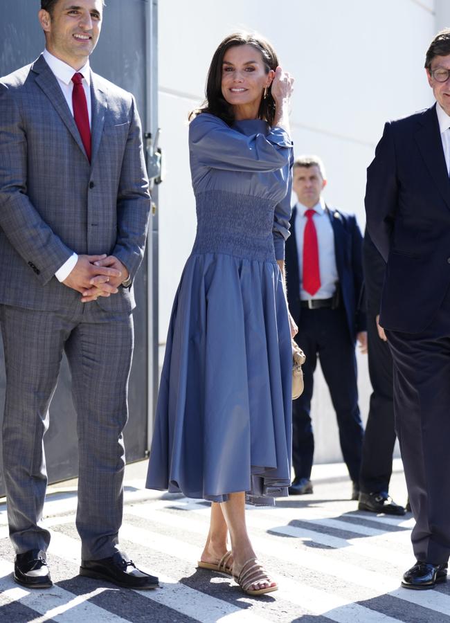 La reina Letizia con un vestido de Adolfo Domínguez (LIMITED PICTURES)