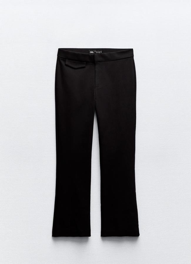 Pantalones flare negros de Zara, 19,99 euros.