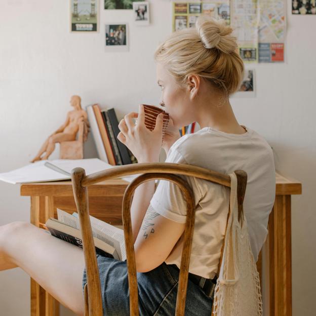 Mujer tomando té