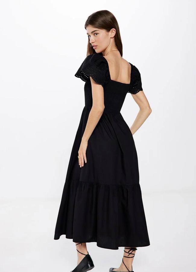 Vestido negro con vuelo