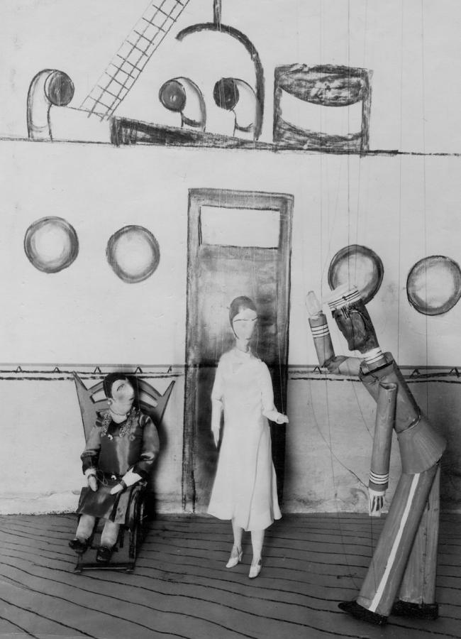 Tres marionetas en un barco, 1929. Fotografía de Tina Modotti.