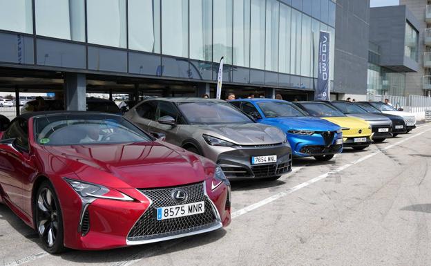 Los asistentes pudieron probar el Lexus LC 500 Cabrio, el Cupra Tavascan, el Alfa Romeo Tonale PHEV, el Volvo EX30, el Hyundai Kona eléctrico, el DS 4 y el OMODA 5.