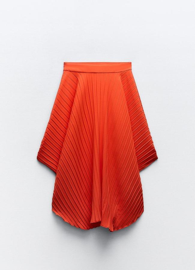 Falda de tablas asimétrica de Zara, 17,99 euros.