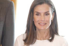 La reina Letizia estrena una falda plisada ideal para verano en la reunión de la Fundación Princesa de Girona