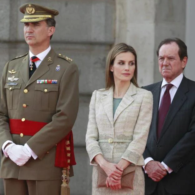 Jaime Alfonsín, antiguo jefe de la Casa del Rey, junto a Felipe y Letizia. 