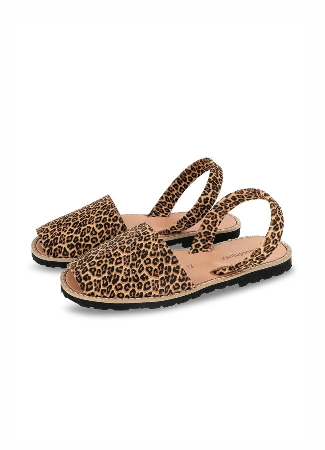 Zapato con estampado de leopardo de Minorquines.