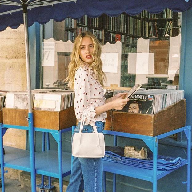 Dile adiós a los bolsos de piel: este verano apuesta por un diseño de rafia