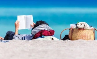 Los libros de julio perfectos para la playa o la montaña: crímenes sin resolver, thrillers de espías y novelas románticas