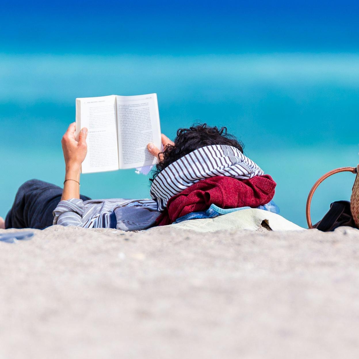 La playa es uno de los sitios favortios para disfrutar de un buen libro. /mh