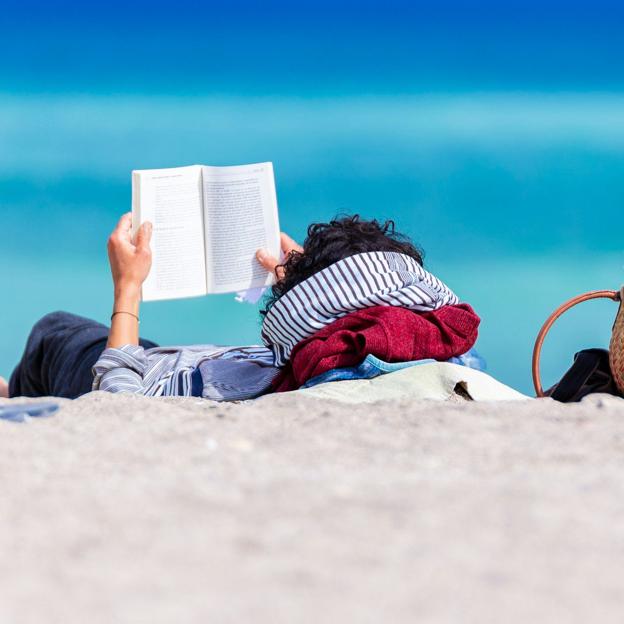 La playa es uno de los sitios favortios para disfrutar de un buen libro. 