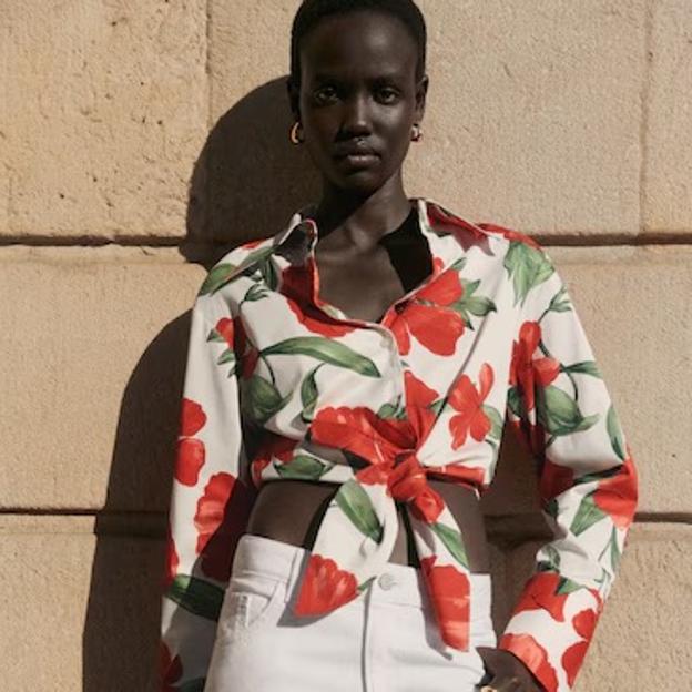 Lo nuevo de Mango: vestidos estampados, sandalias de colores y bermudas elegantes