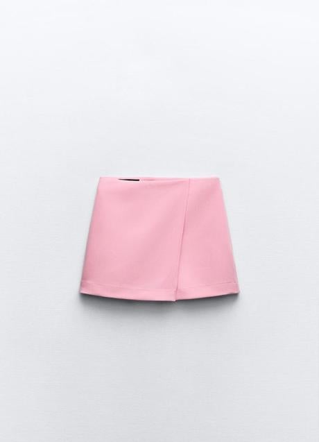 Falda corta cruzada de Zara(15,99 euros)