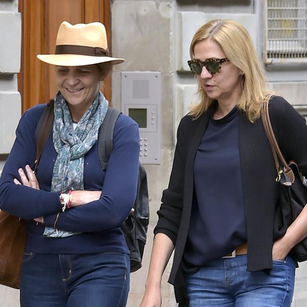 Las vacaciones de las infantas Elena y Cristina (juntas y por separado): escapadas con amigos y cónclave Borbón en Marivent