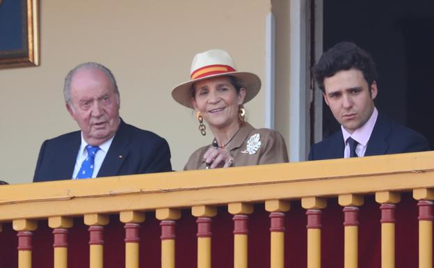 La infanta Elena junto a su hijo Froilán y su padre, don Juan Carlos. 