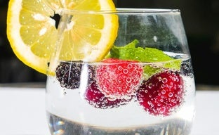 El refresco sin calorías y mil beneficios que apenas tomamos en España y es muy refrescante: ideal para las terrazas de verano