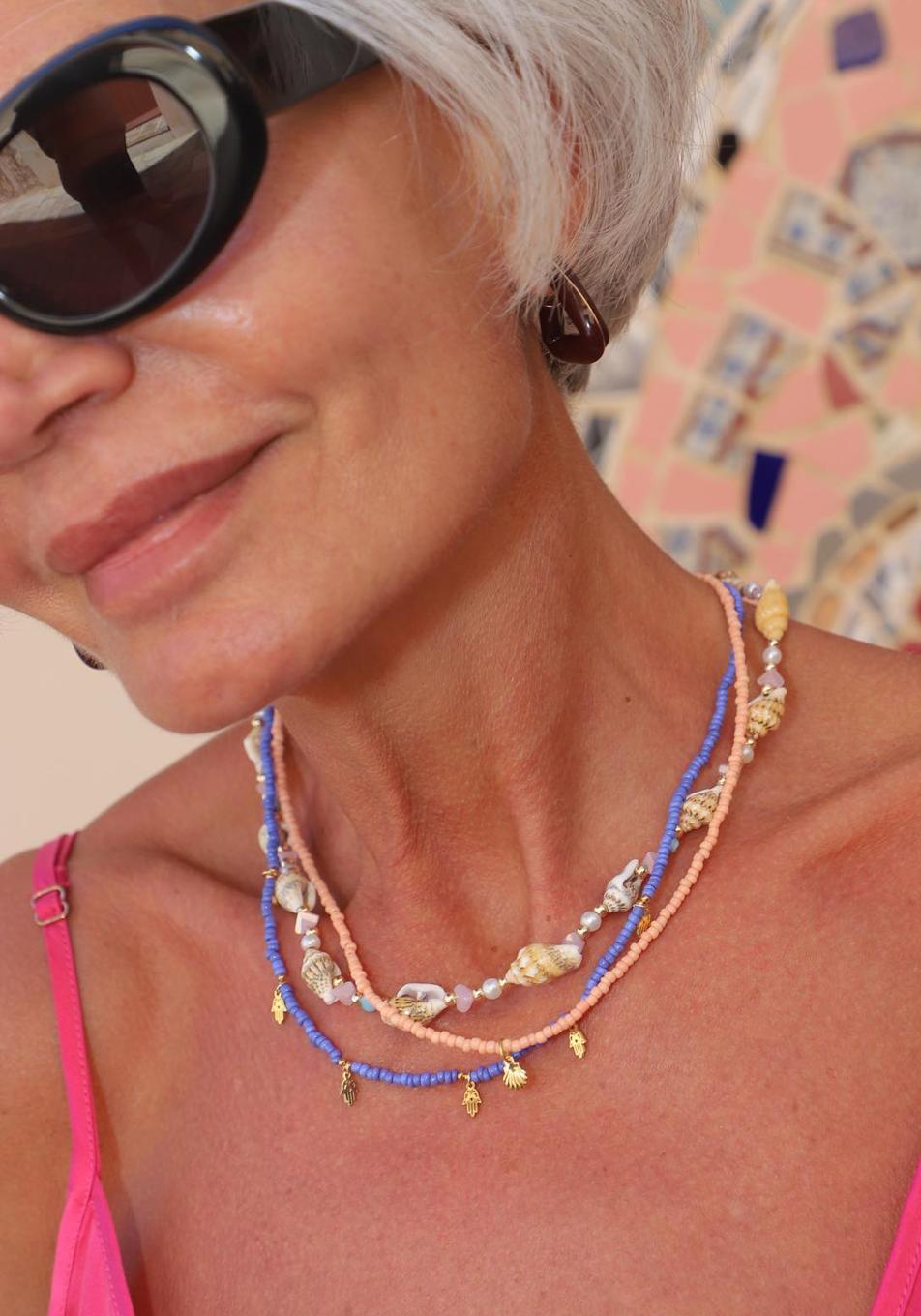 Este collar que no se quitan las chicas de la Generación Z se va a convertir en el complemento favorito de las mujeres de 50 este verano