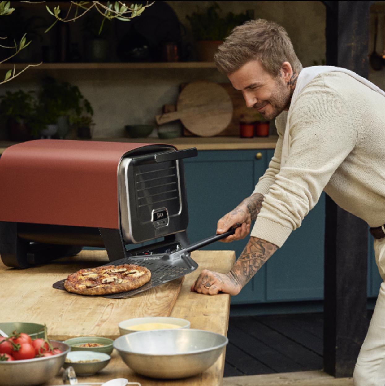 David Beckham se hace viral cocinando pizza en un horno portátil rebajado en Amazon./instagram