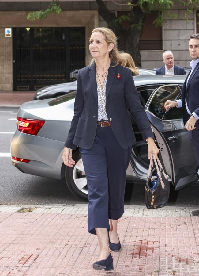 La infanta Elena con un total look azul marino. / GTRES