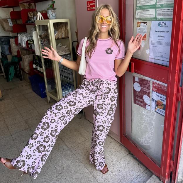 Influencer con pantalones de lino