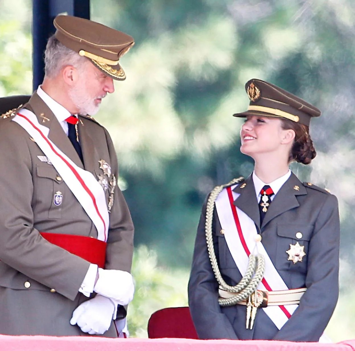 El rey Felipe y la princesa Leonor, saludando desde la tribuna de autoridades. 