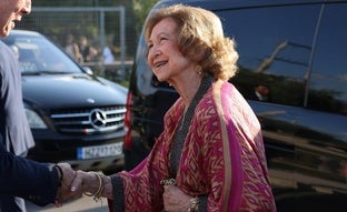 Con kimono y bolso acolchado de Chanel: el look cómodo de la reina Sofía en Grecia