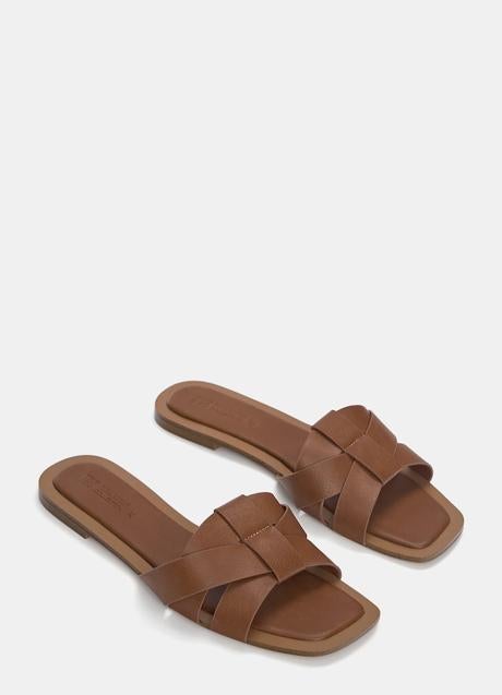 Sandalias planas de Pull & Bear (19,99 euros)