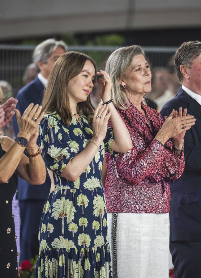 Alexandra de Hannover con el vestido de palmeras de Philippa 1970, junto a Carolina de Mónaco, en el Longines Global Champions Tour. FOTO: Gtres.