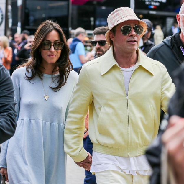 El look de Inés de Ramón, la novia española de Brad Pitt que causa furor con vestido azul bebé comodísimo