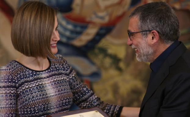 Jaume Plensa y la reina Letizia en los Premios Tomás Francisco Prieto 2014. 