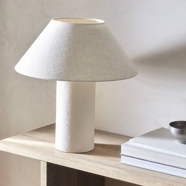 3 lámparas de Zara Home que darán un toque lujoso a tu hogar: desde la de techo al diseño de mesilla