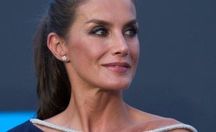 Los looks más espectaculares de la reina Letizia en los Premios Princesa de Girona: plumas, encaje y mucho brillo