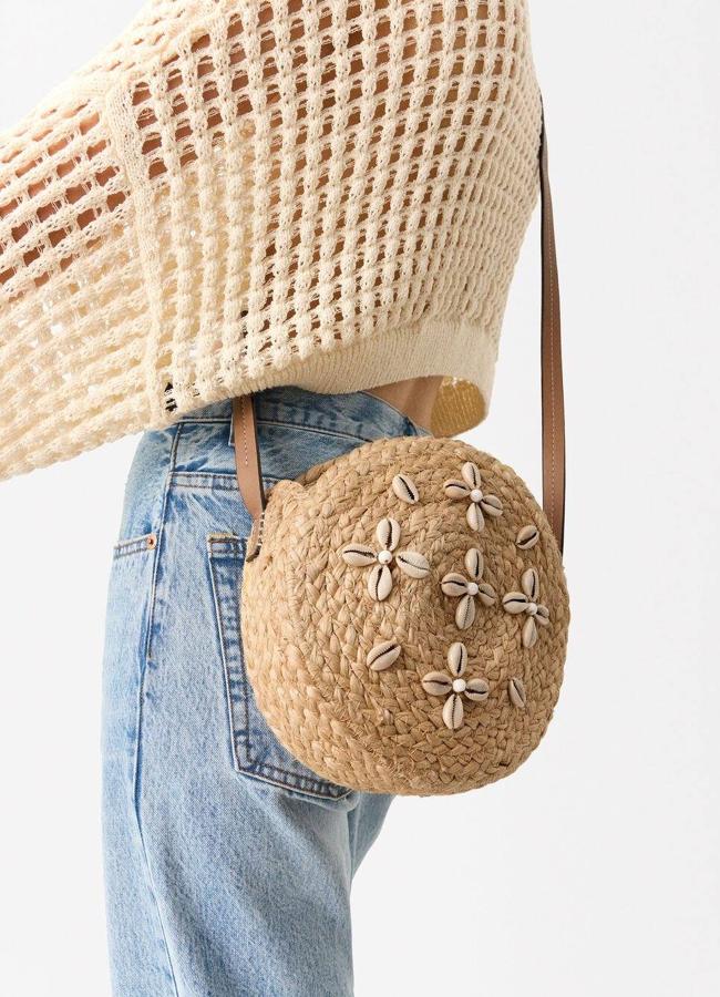 Bolso de rafia redondo con detalles de conchas marinas