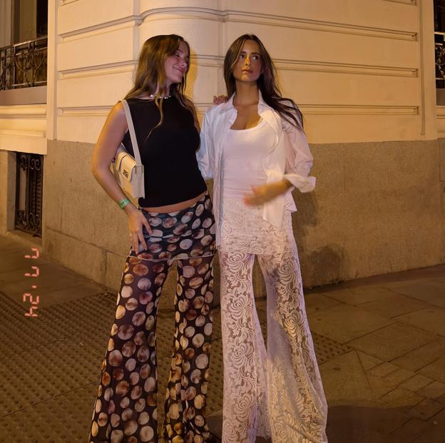 María Pombo y María Fernández-Rubíes con los pantalones de moda.