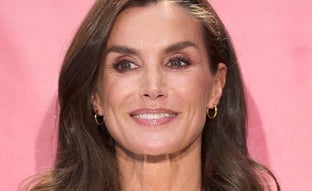 Este es el bálsamo con color favorito de la reina Letizia para llevar siempre unos labios hidratados y bonitos