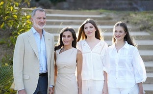 La reina Letizia recupera los zapatos de tacón cómodo y estrena un elegantísimo vestido midi beige en Girona