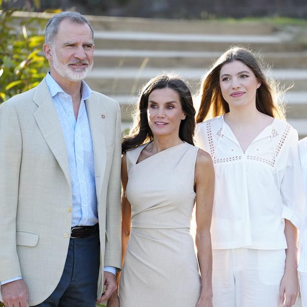 La reina Letizia recupera los zapatos de tacón cómodo y estrena un elegantísimo vestido midi beige en Girona