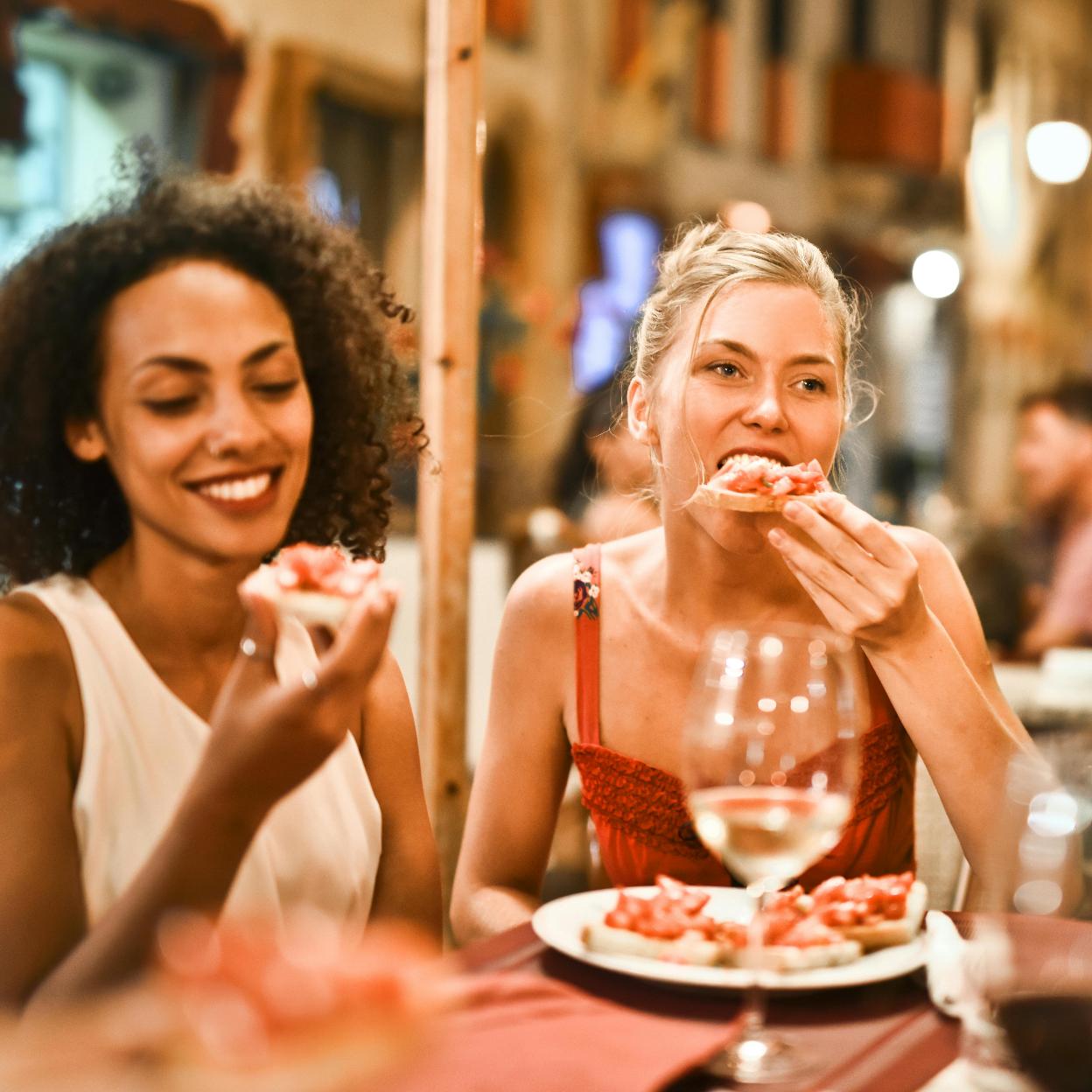 Mujeres disfrutando de una cena saludable. /PEXELS